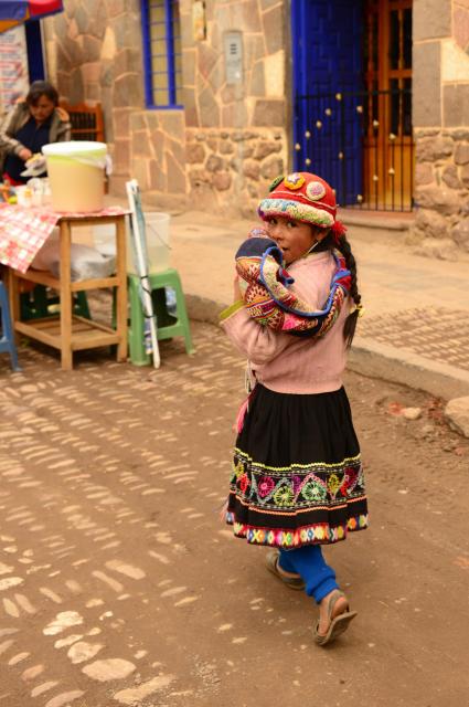 Young girl at Pisaq market