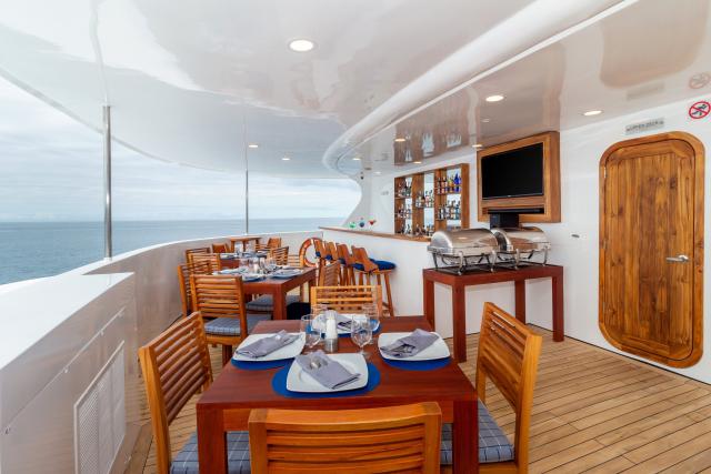 Al fresco dining on MV Horizon