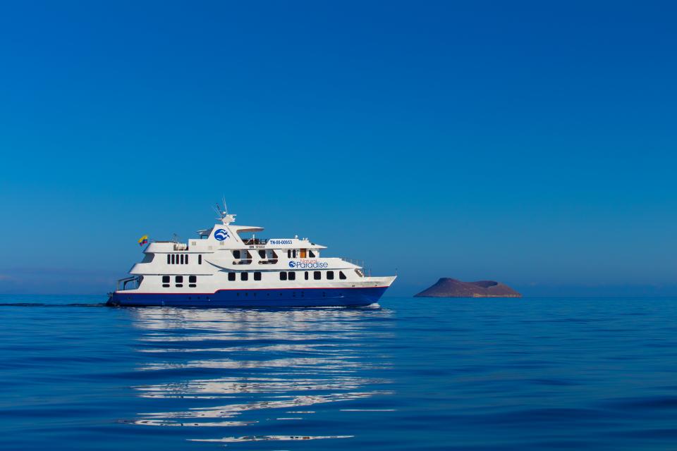 Natural Paradise motor yacht cruising